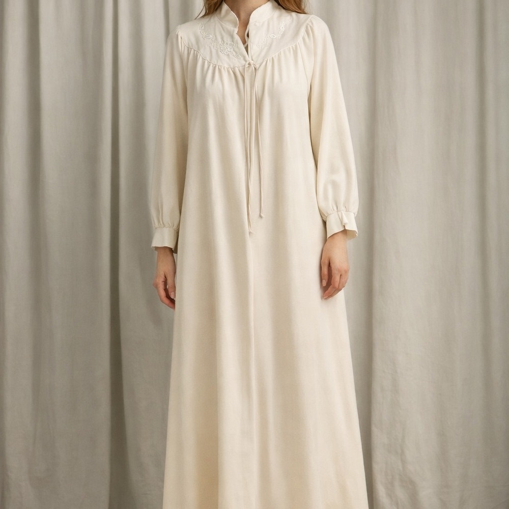 Vintage Miss Elaine Cream Scalloped Nightgown | 70s 80s Romantic Cottagecore